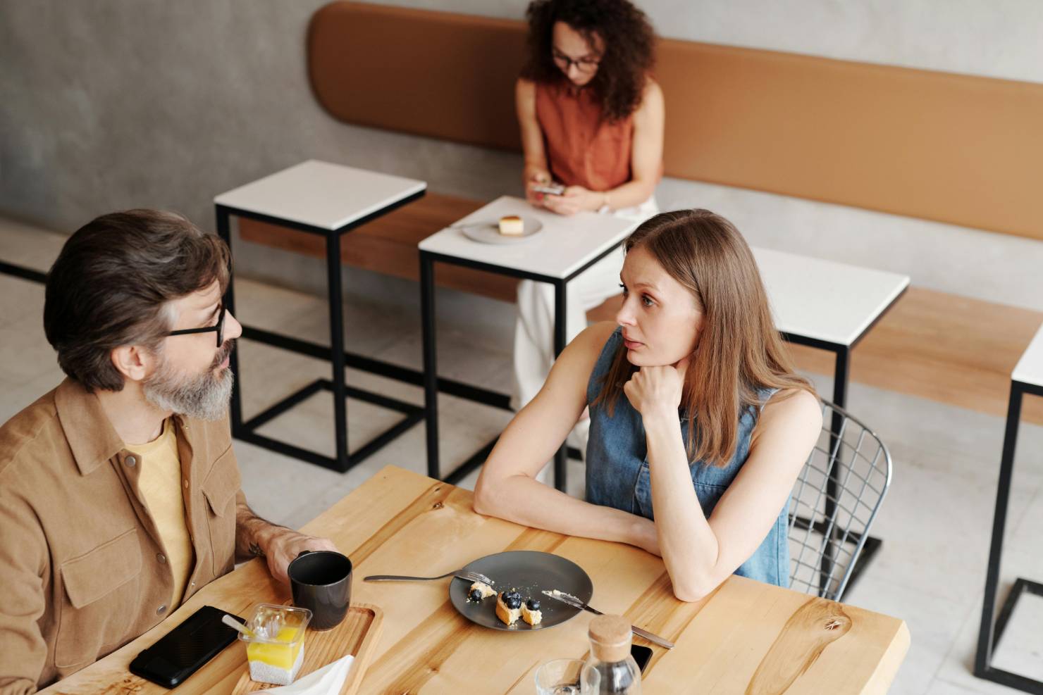 Online Dating vs. In-Person: Which One Leads to Stronger Relationships?
